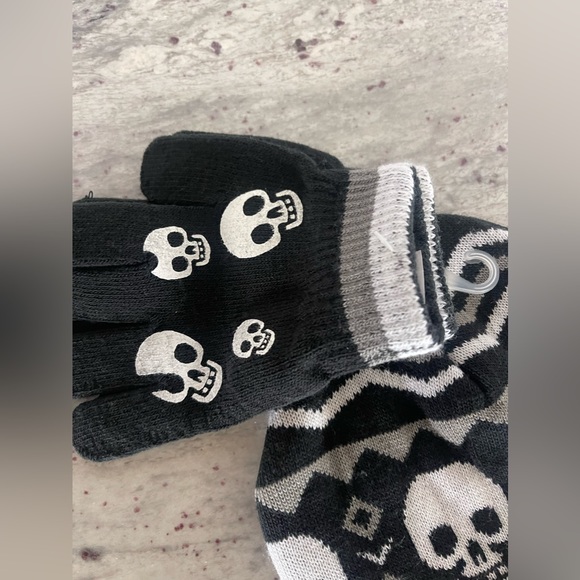 New beanie hat and gloves with skull design - Picture 3 of 5